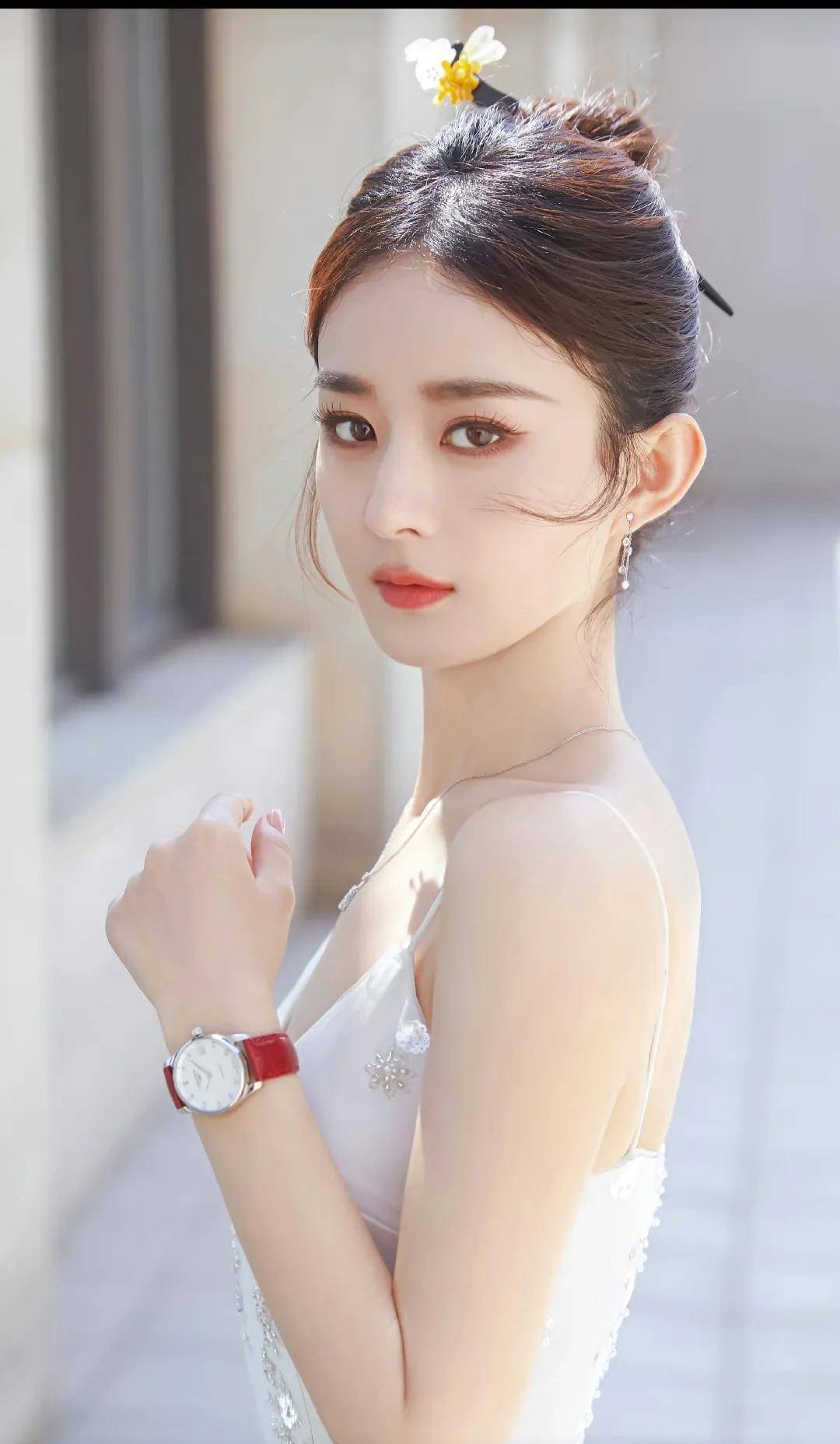 近日,一组赵丽颖生活照在社交媒体上广泛流传,吸引了众多球迷的关注和