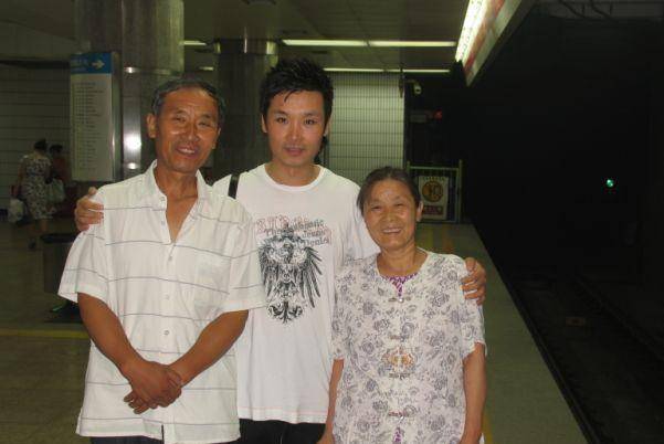 刘和刚全家素颜曝光儿女双全妻子是女神贤惠漂亮孝敬公婆_父母_战扬