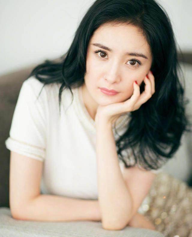 因为人气太火有不少网红,替身蹭着杨幂的热度接各种代言,出席各种活动