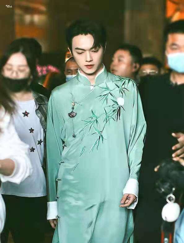 路透许凯民国风造型,录制快乐大本营,一身青色长衫帅气十足_许恺_网友