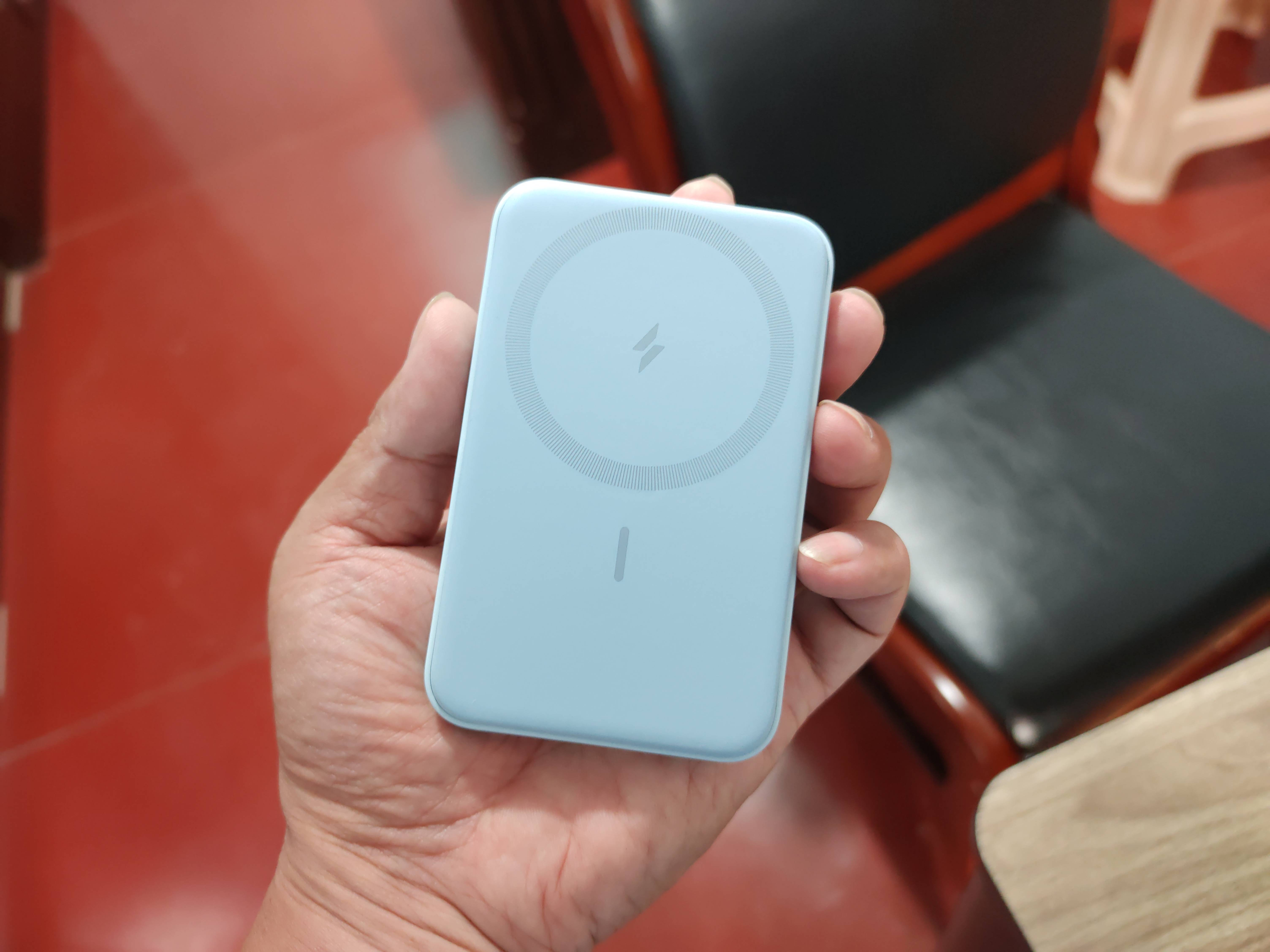 安克轻薄磁吸无线充电宝,满足iphone用户全天满电在线需求_电池_支架