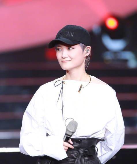 李宇春这束腰裙穿的忒高明!