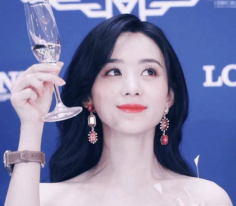 赵丽颖最新活动美照,造型甜美仙气,耳环才是大家关注的焦点_锁骨_网友