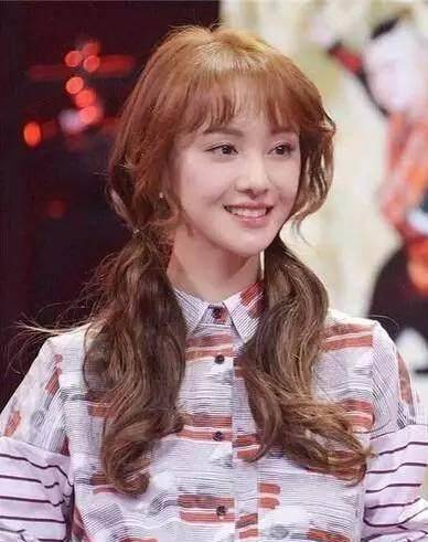 一头卷曲的黄发,倒真有像洋娃娃版的感觉,这样的郑爽很好看,清爽脱俗