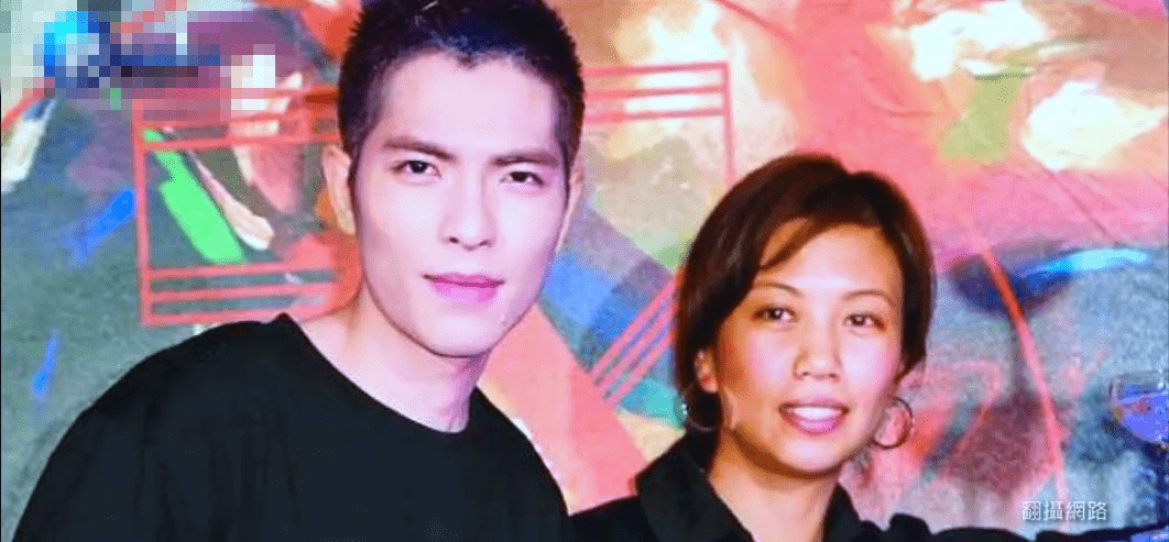 萧敬腾50岁准老婆背景超狂,双硕士星二代,被老萧2000万钻戒套牢_夏天