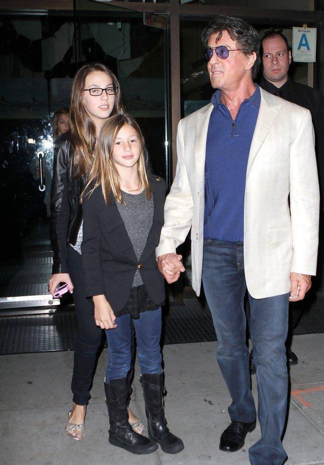 2013年5月9日,索菲亚·史泰龙以及斯嘉丽·史泰龙与爸爸,现身洛杉矶的