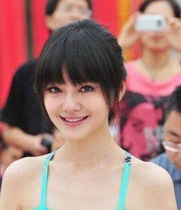 平齐刘海大s嫩得可以掐出水来,黎明不好意思看,后面大哥偷偷看_美女