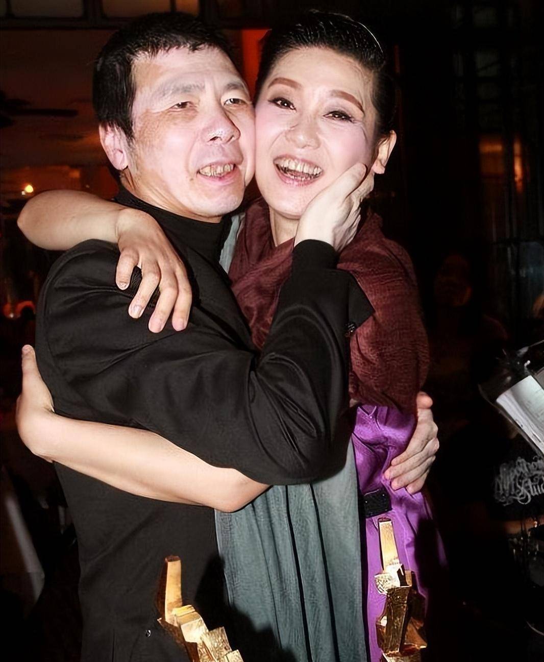 曝冯小刚夜会年轻美女!女方前凸后翘,其妻徐帆卖掉定情豪宅?