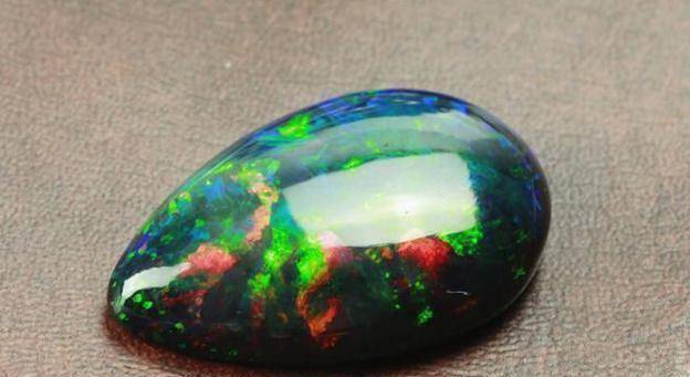 全球十大名贵宝石排行榜，最珍贵的无价之宝！（名贵宝石排名榜）