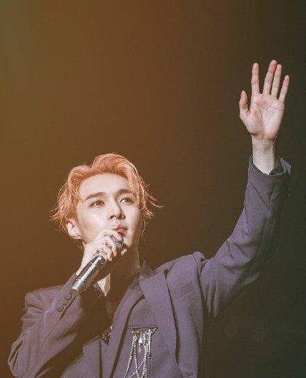 张艺兴在室外抽烟,不影响他人也有错?_明星_成年人_行为