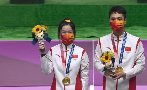杨倩杨皓然互相戴上金牌,笑容自信,00后第一个多金王_时刻_荣耀_奥运