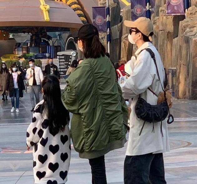 戚薇和李承铉一家三口被偶遇,穿奇装异服,女儿的背影很美_衣服_外套