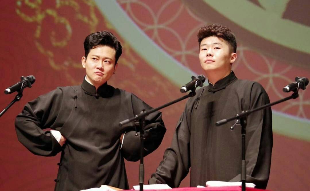 而孟鹤堂的个人特色之一,就是游刃有余的"刹车哭",不用酝酿瞬间就能眼