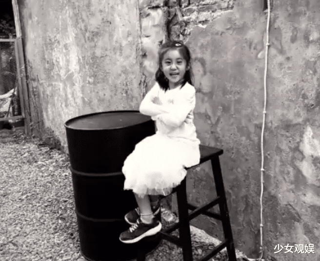 姐姐乖巧又养眼,3岁妹妹装淑女啦_贾静雯_孩子_小时候