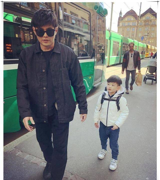 年轻妈妈偶遇周杰伦,带着儿子合影,小朋友懵圈:酷叔叔是谁?