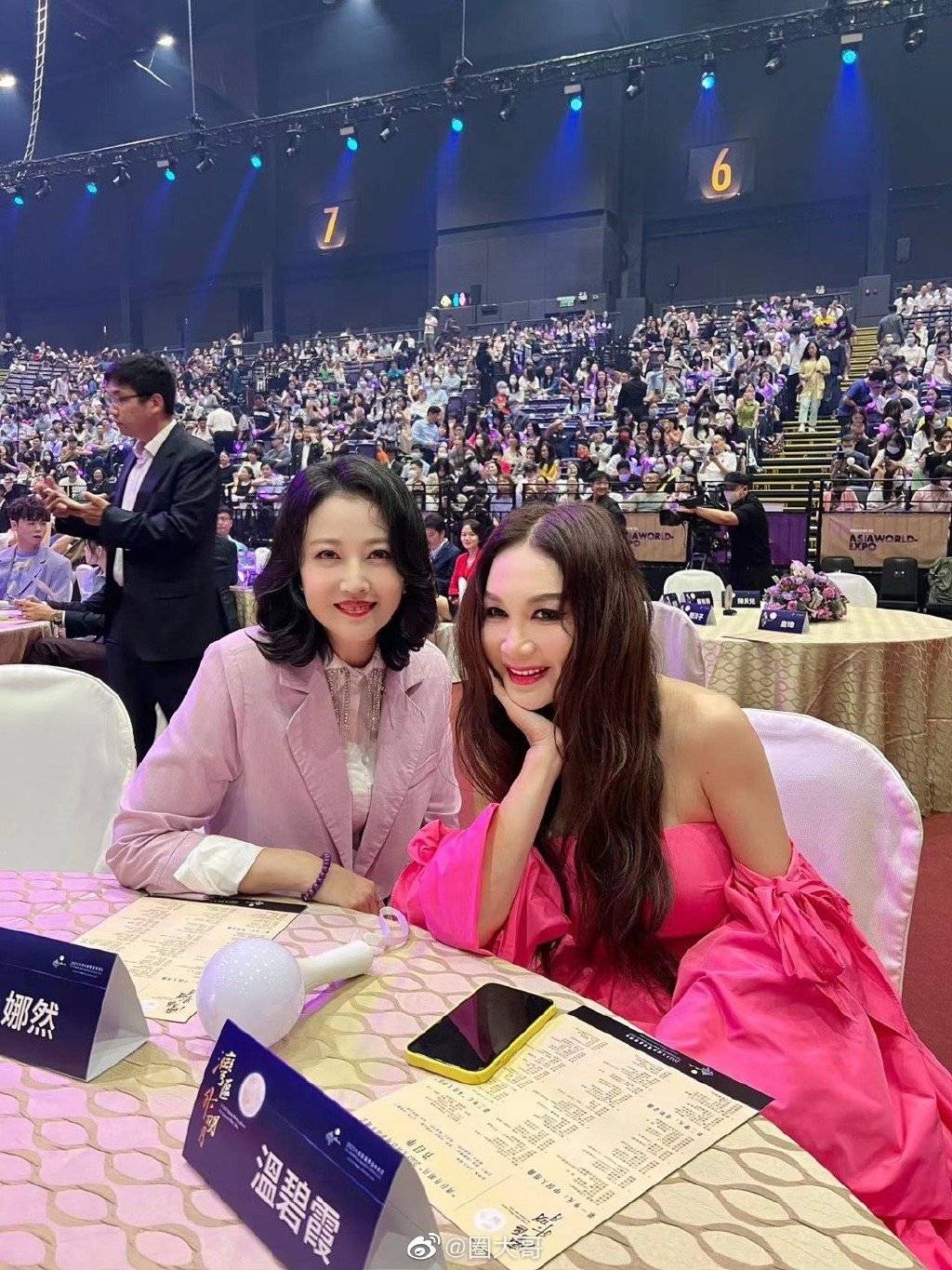 温碧霞还跟周海媚合影,两人虽然是同龄人,依旧显得温碧霞更加性感妖艳