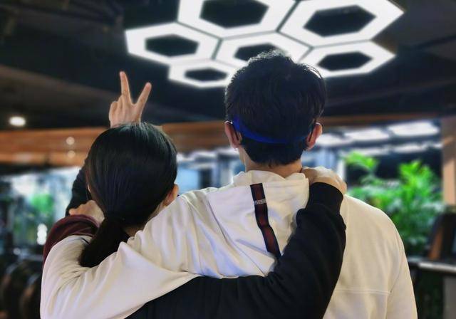 7日下午,谢娜发了一张夫妻两个"勾肩搭背"的背影合照,配文倒是很有