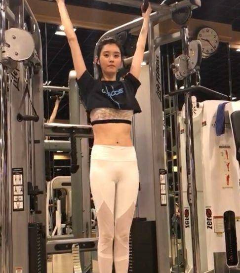 奚梦瑶去年维密秀摔倒,却免试即将再次登台,网友:关系户?