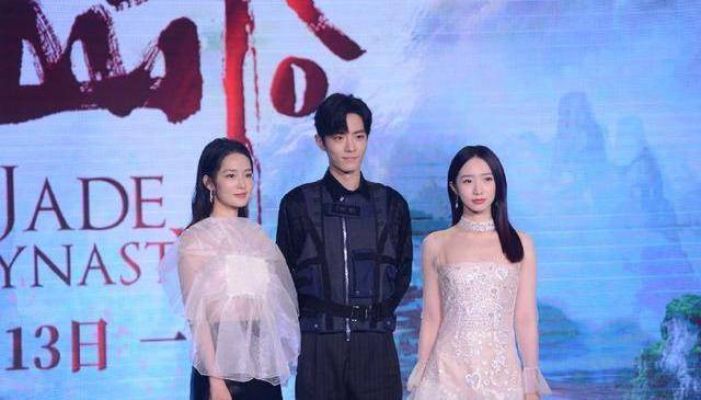 肖战现身《诛仙》发布会,跟绯闻女友李沁同框,笑容坦然毫不避讳