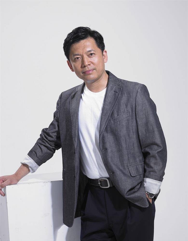 私自何政军衣着十分普通,犹如路人,在开阔的马路上奔跑着,非常接地气