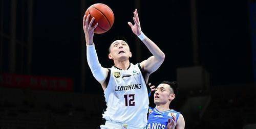 李原宇的上篮和郭艾伦与史鸿飞小冲突的技术罚篮江苏再添三分,郭艾伦