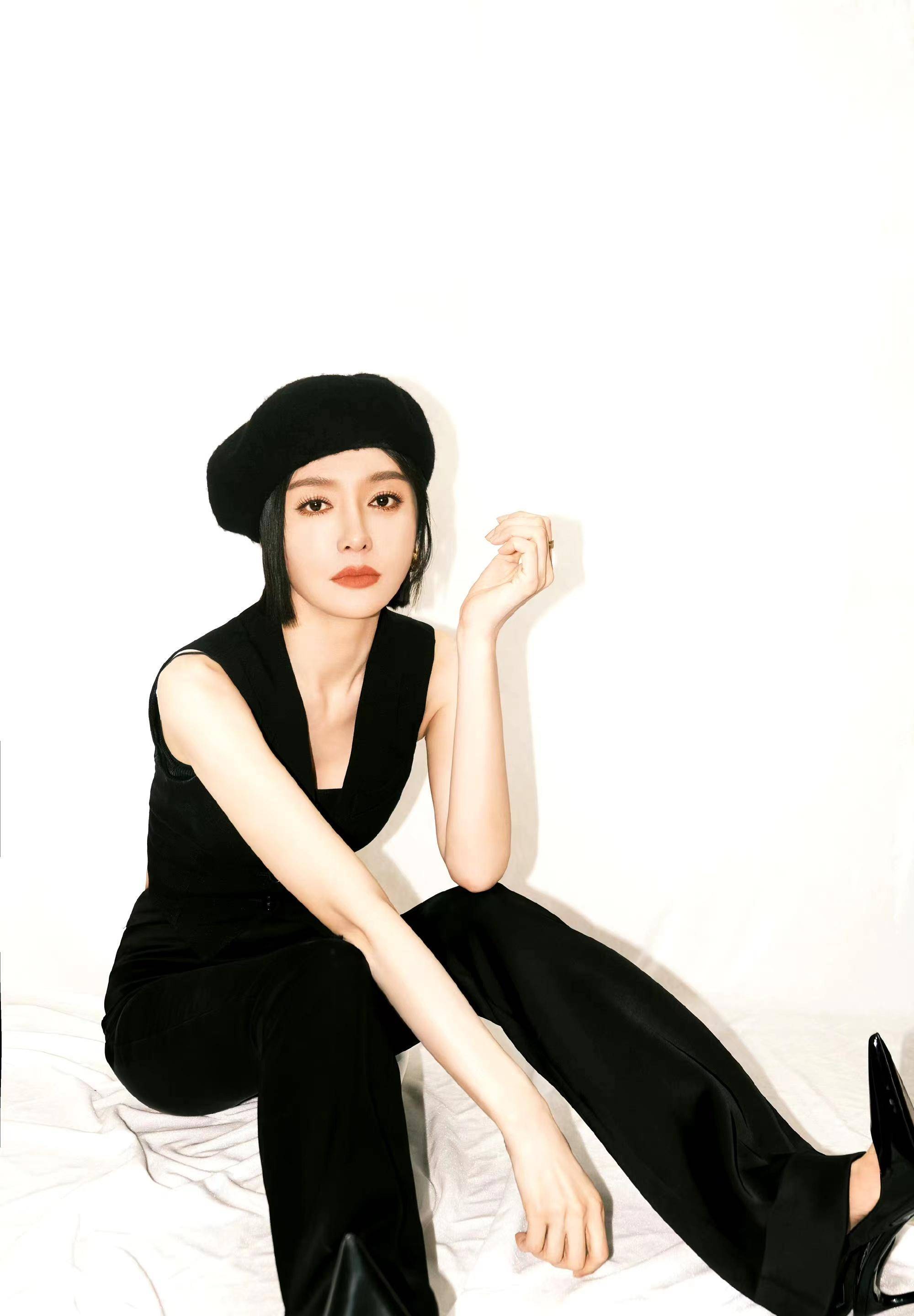 秦岚新造型《喜欢你我也是》,黑腰带喇叭裤,可爱又时尚!