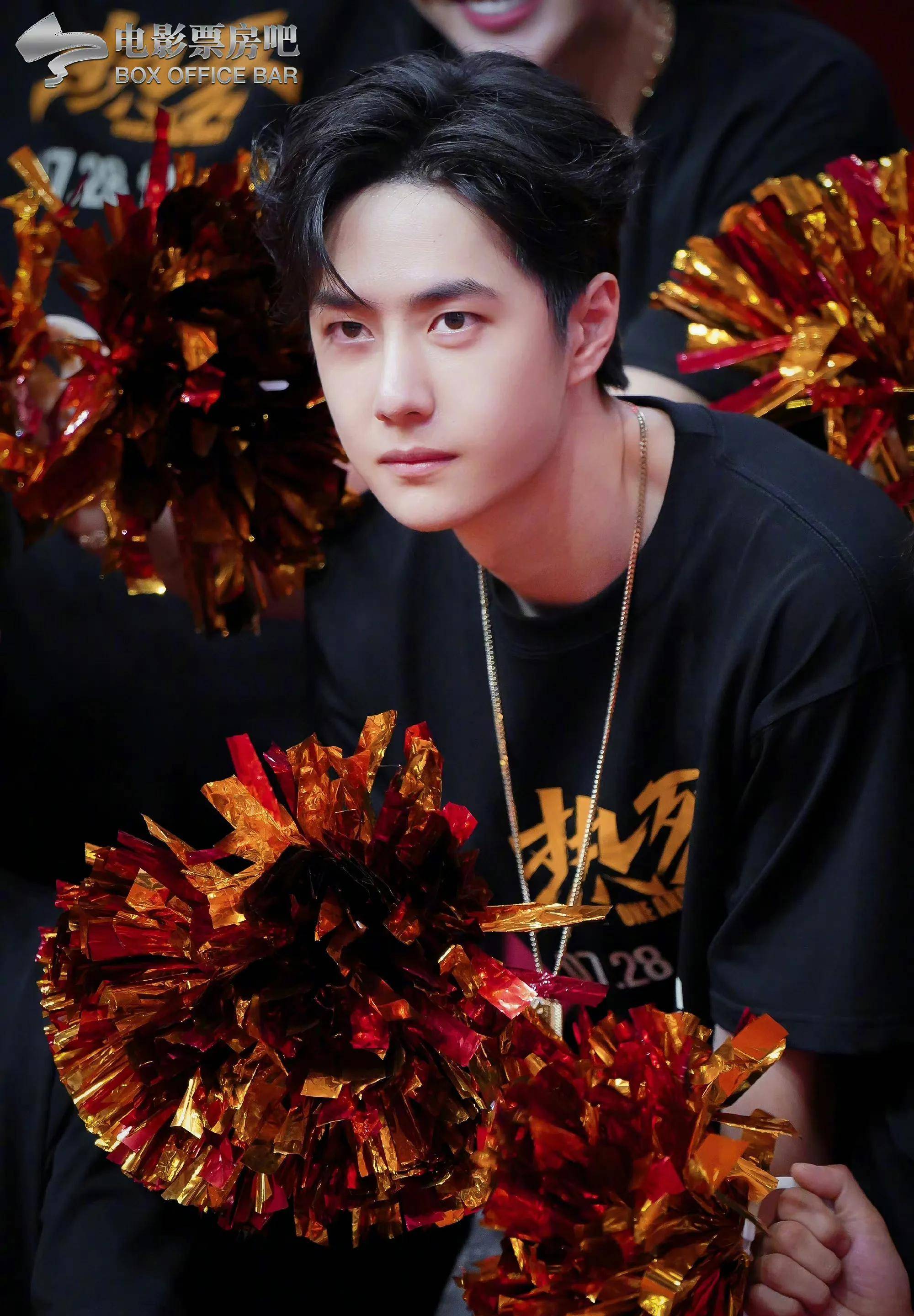 上海国际电影节闭幕式红毯上王一博造型华丽,时尚绝伦_夏天_很漂亮