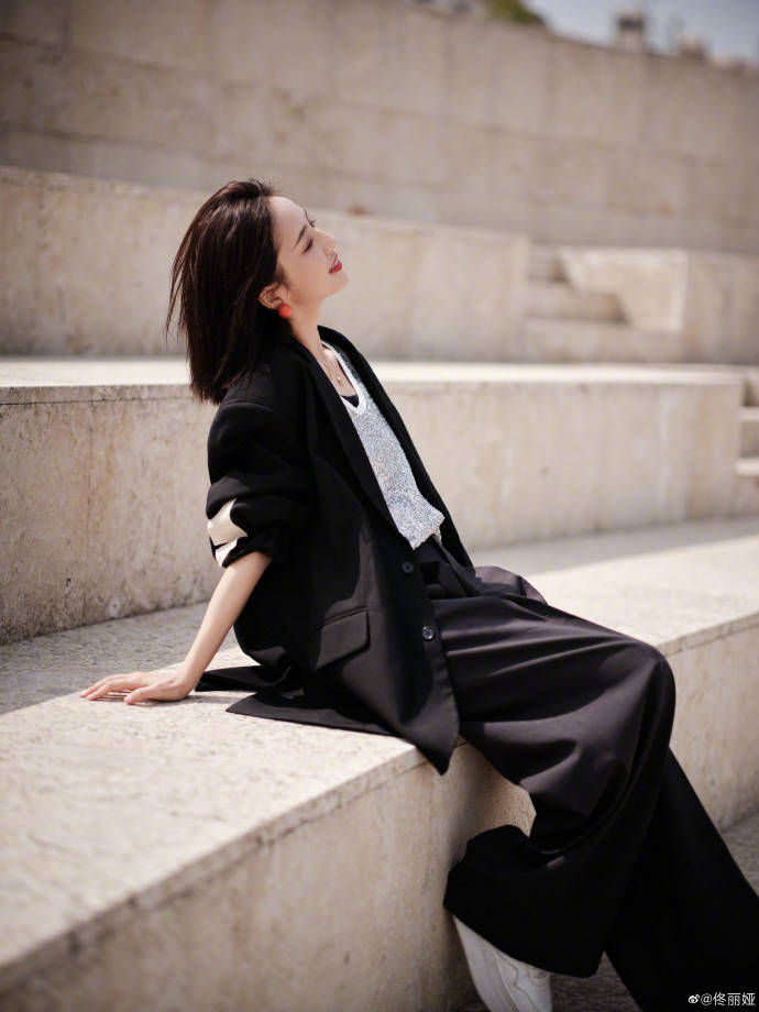 佟丽娅晒照温柔甜美似少女,笑容迷人如初恋,肌肉健硕赢赞赏_黑色_白色