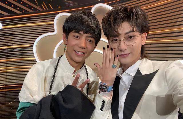 微博之夜,"丁真送黄子韬戒指"登上热搜,莫非这戒指价值连城?