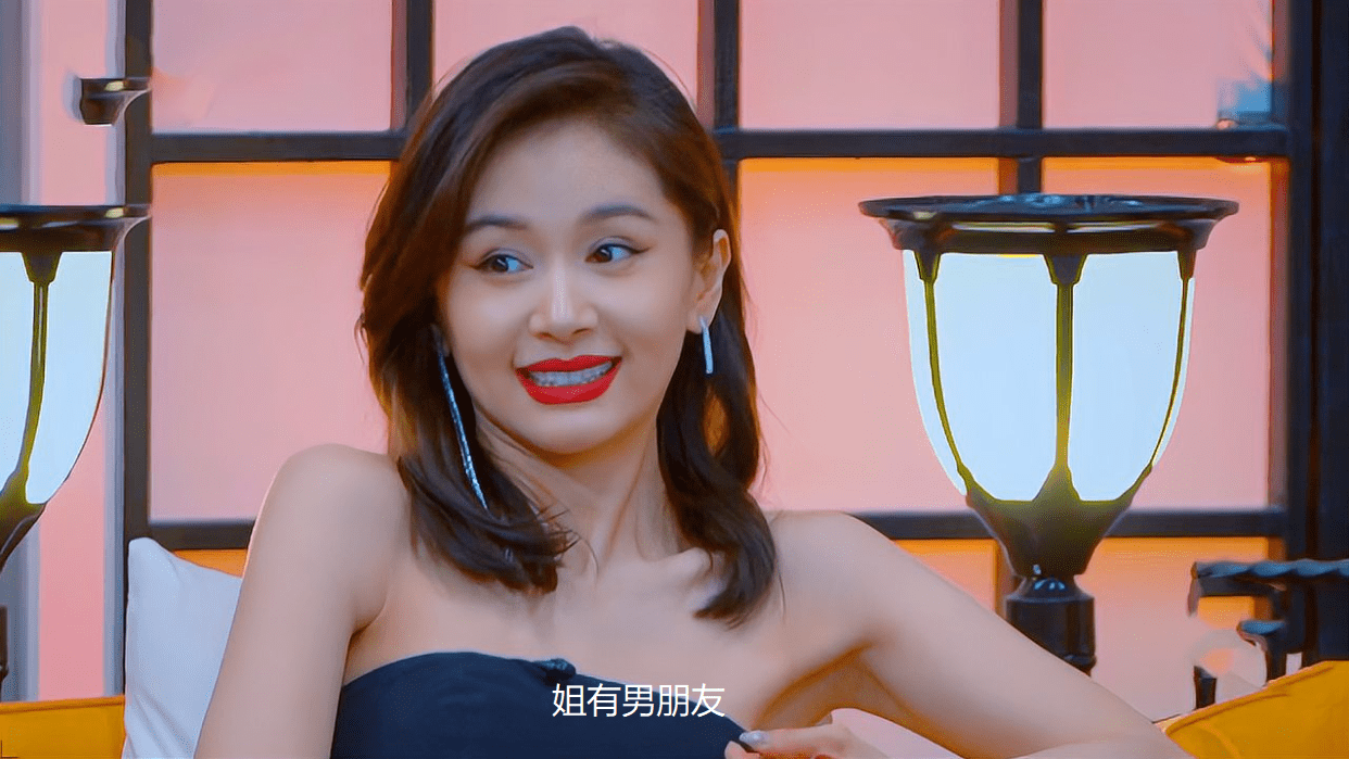 然而就在舆论越演越烈的档口,王子文参加综艺脱口秀节目《听姐说》,她
