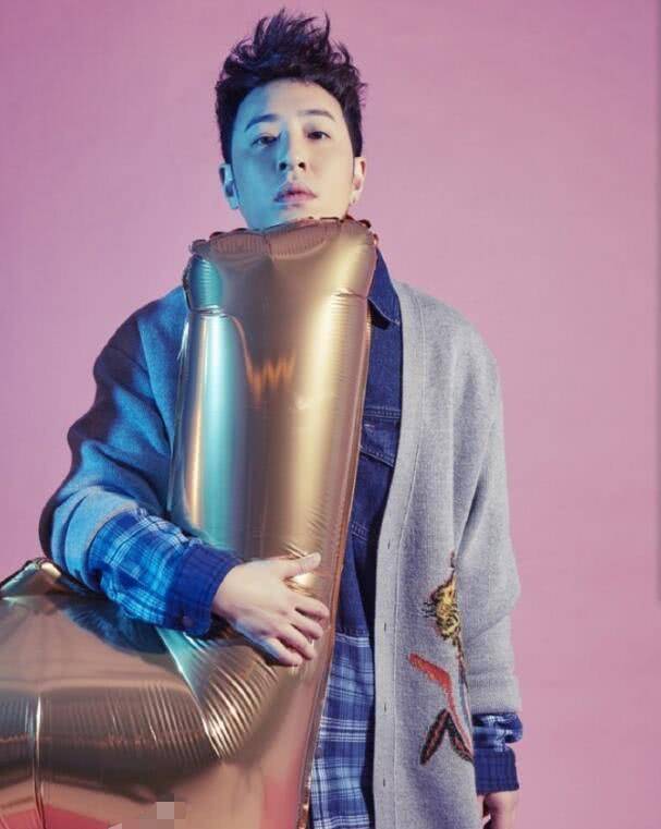 潘玮柏2019年首次双封面,五套造型酷帅有型,你被帅到了吗?