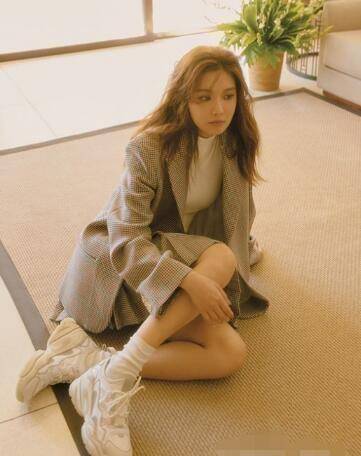 少女时代崔秀英拍早秋时尚写真,西服配百褶裙好少女,这风格我服_穿着