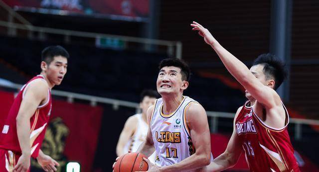 吴前37 8 12 4,最强全华班赢下德比大战,胡金秋空砍25 13!