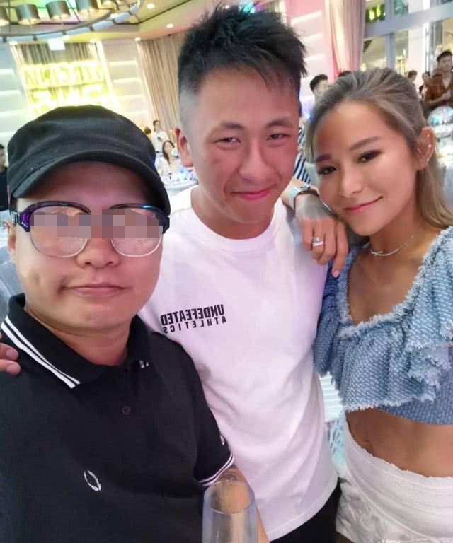 洗米华全家齐聚为姐姐生日夫妻俩微笑头靠着头很甜蜜