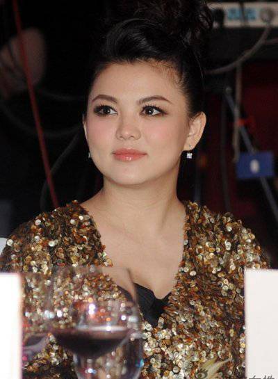 不仅脸有些肿胀,水桶腰,大象腿都出来了,原来的玲珑曲线变成了两条