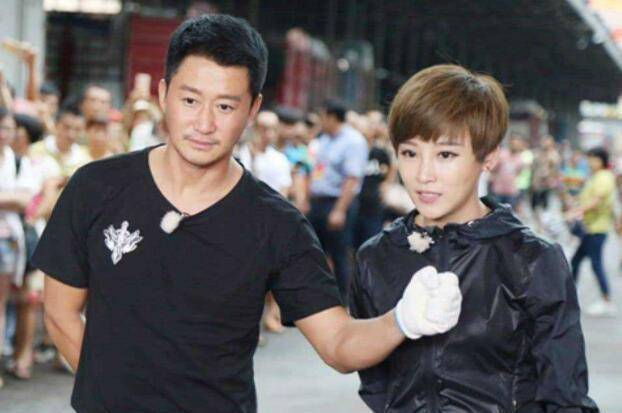 谢楠首次晒出小儿子正面照,吴无虑对着镜头咬手指眉毛成亮点_吴京