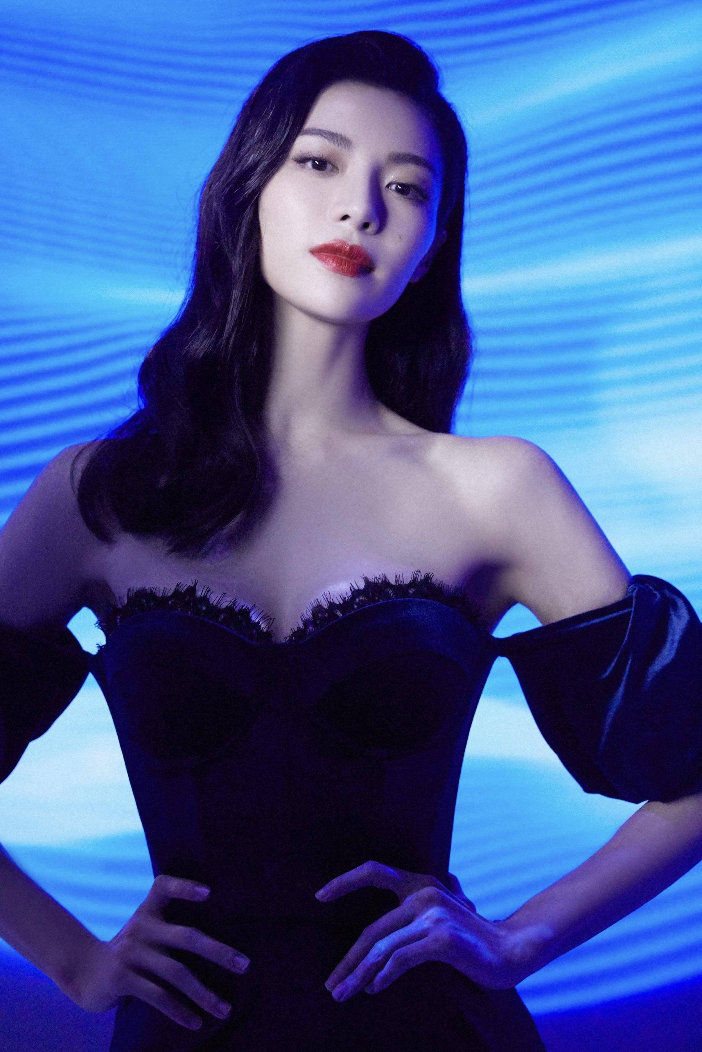 蓝色光面连衣裙气质高雅,与背景融为一体_服装_个性_女明星