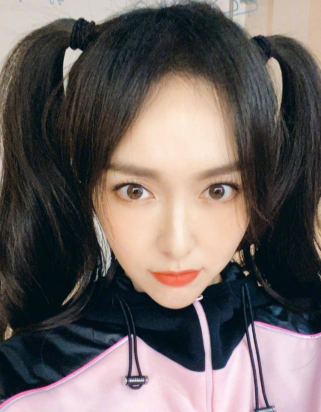 当唐嫣扎着双马尾自拍,她的漫画里真的很适合双马尾啊.