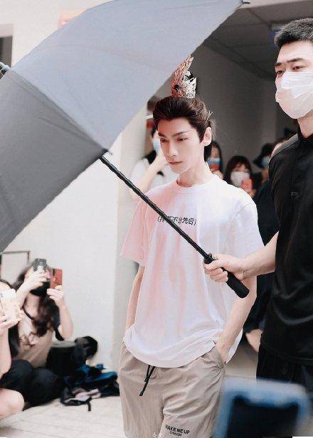 陈飞宇罗云熙穿情侣装上班,图案求生欲满满_剧集_帽子_画面