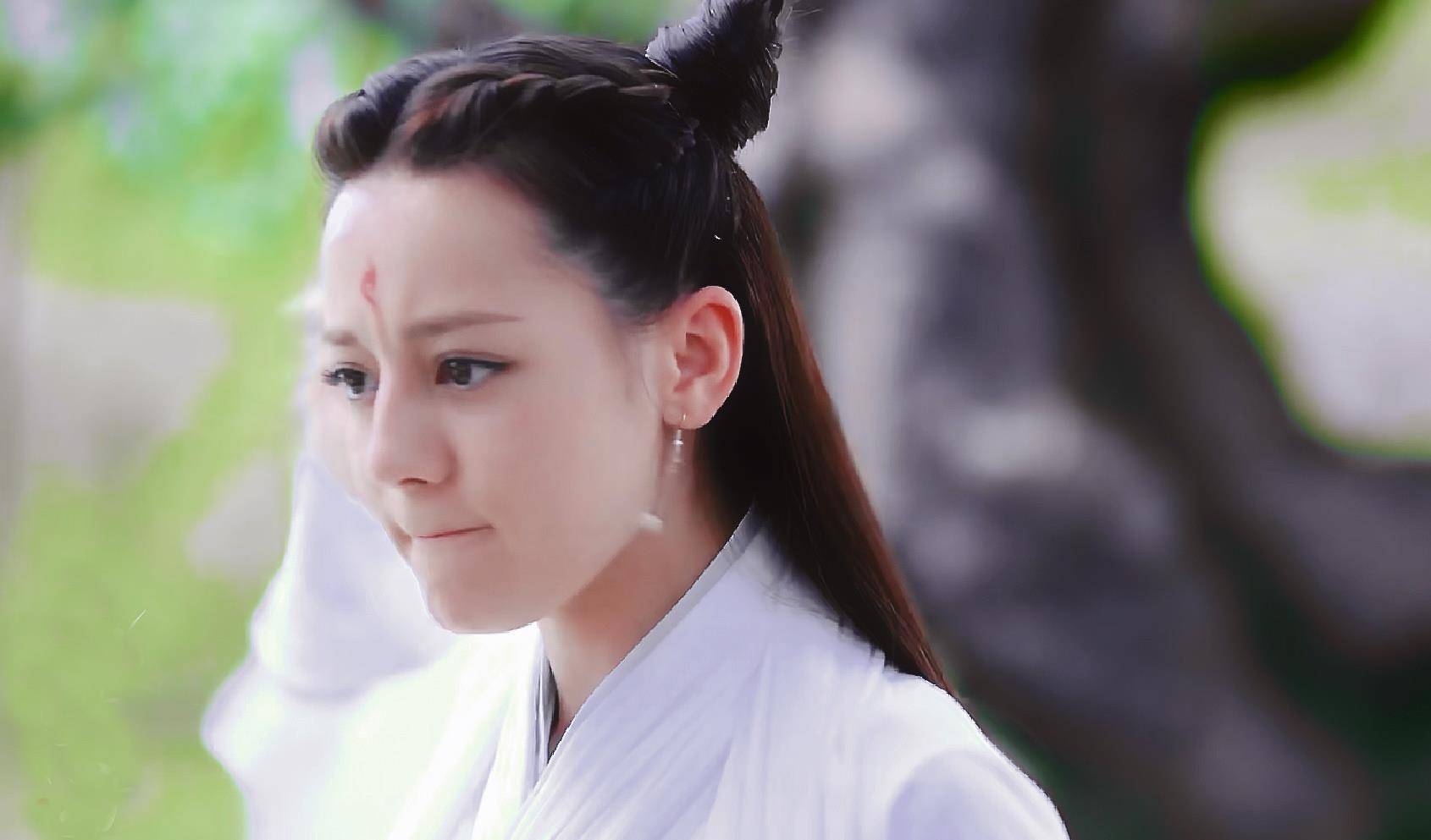 可爱,又略带倔强的样子,真是让人忍俊不禁,眉间的一道红色凤尾花胎记