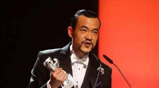 网友下班途中偶遇廖凡,脚蹬折叠车满脸胡茬,获赞:影帝超接地气_生活