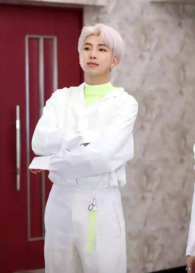 bts-rmrm的身高体重为181cm/67kg在队内中是体重最重的,身体质量指数