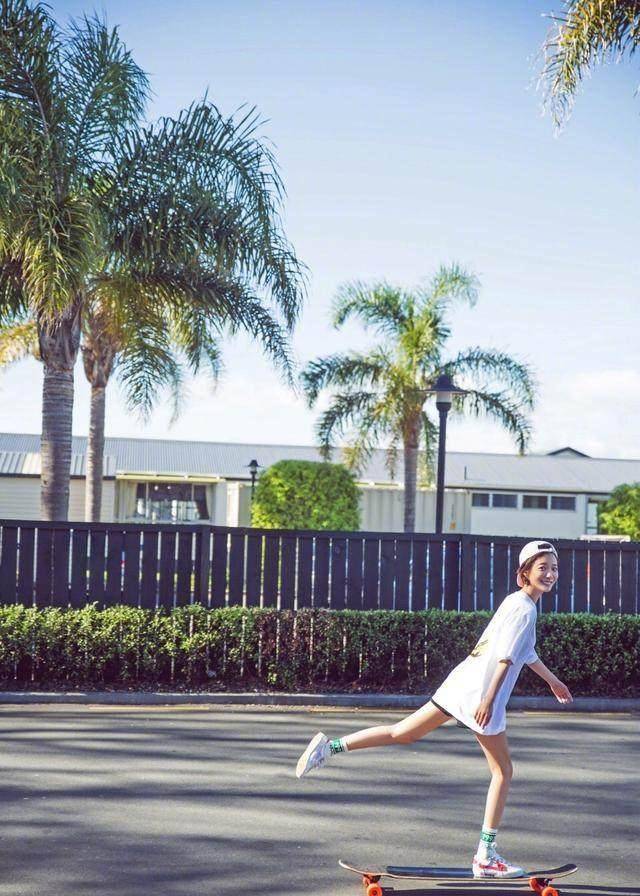 王珞丹黑色t恤 白色休闲装穿搭,34岁秒变成18岁,网友:真会穿!