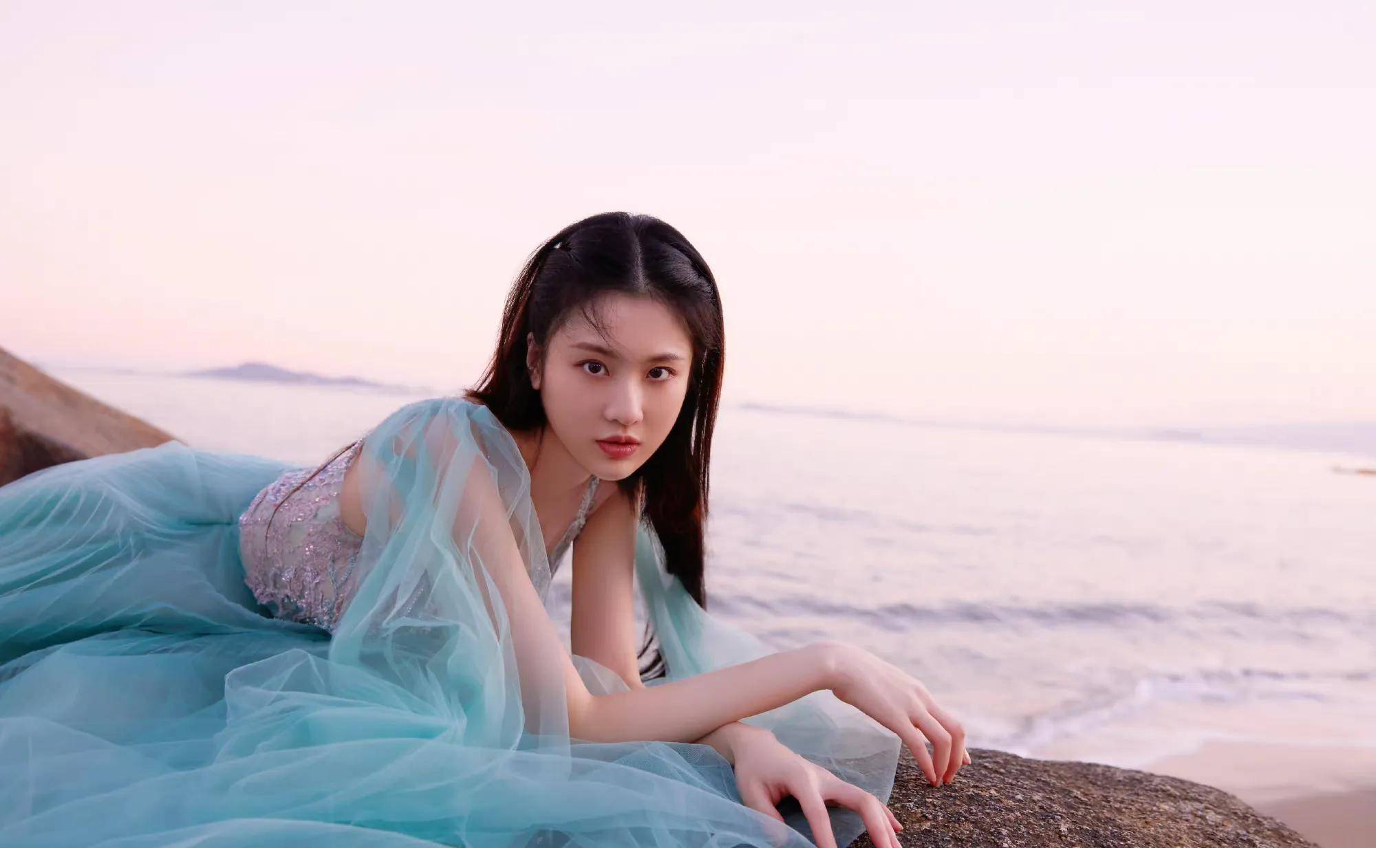 张慧雯晒和陈都灵金鸡奖自拍,都穿绿色礼裙走红毯的她们谁更美?