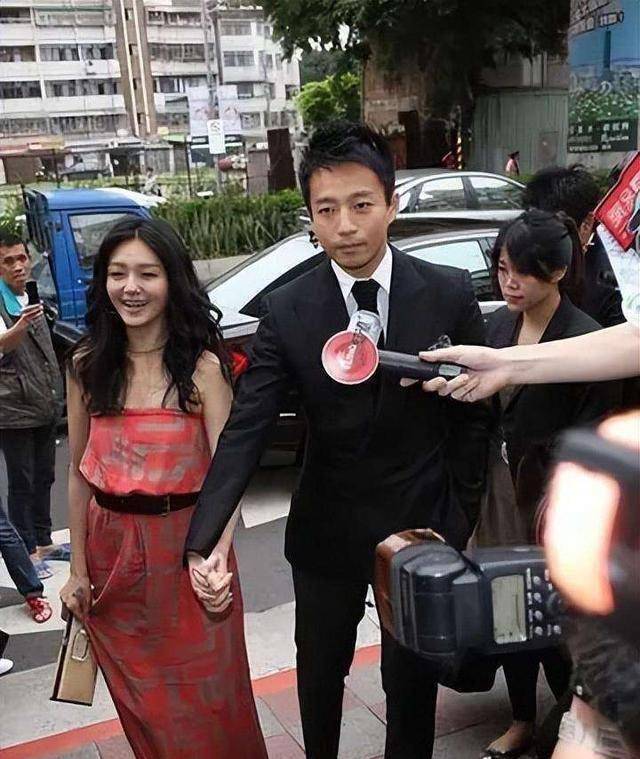 大s和汪小菲也曾有一场世纪婚礼_张兰_带着_万达