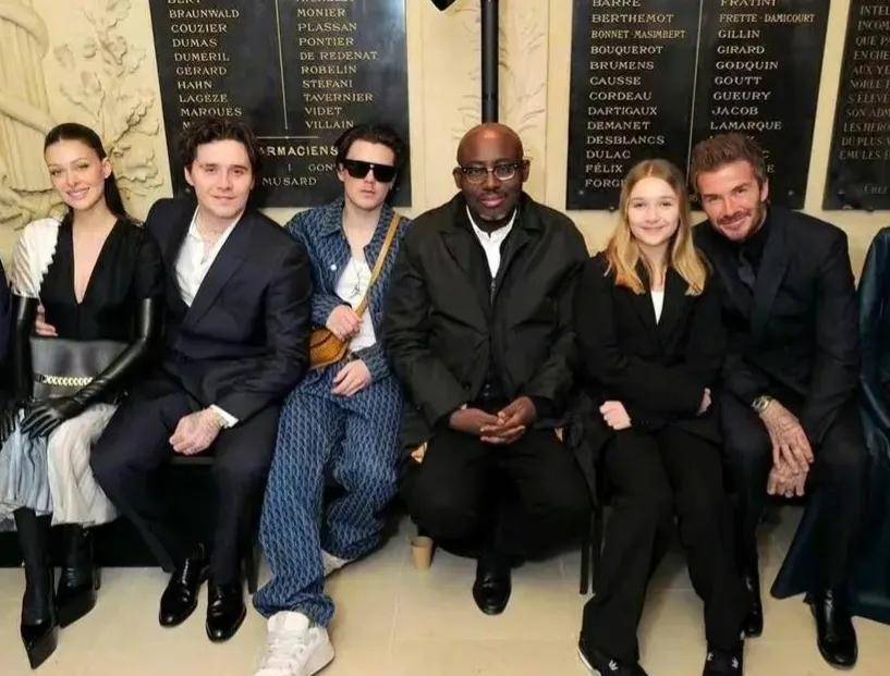 贝克汉姆亮相时装周～七人变身超美～大哥带老婆来帮忙,老三却显得