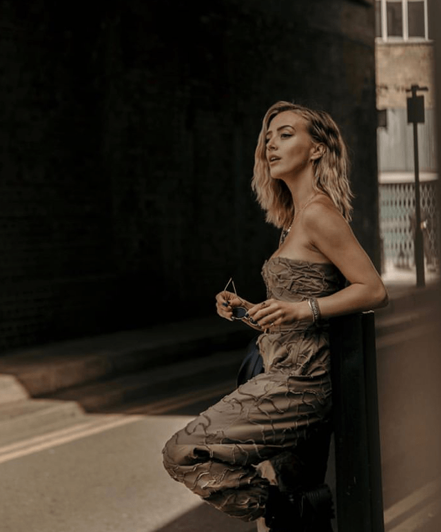 丹麦穿搭博主sarah mikaela 复古潮流日常私服_咖啡色_黑色_版权