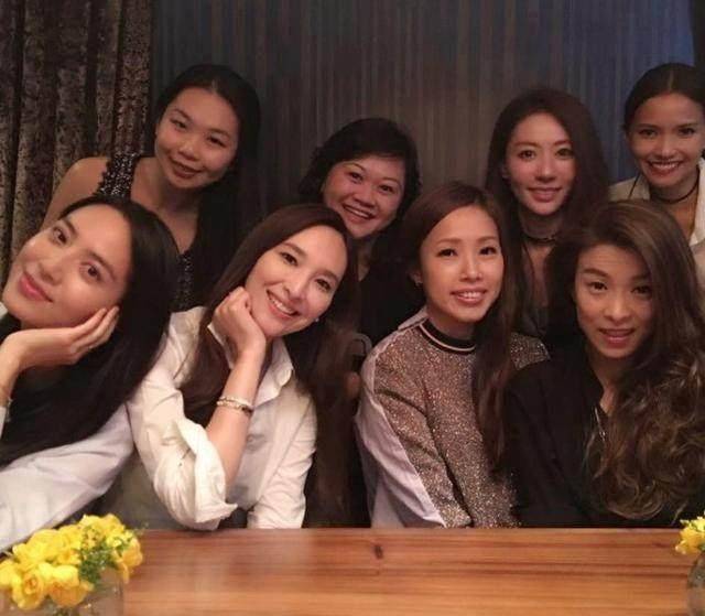 吴佩慈罕见晒一家三代合影,网友:你的眼睛最小_妈妈_香港_弟弟