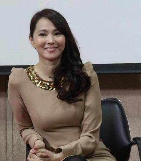 她从15岁到48岁还都是美丽的,现在生完二胎的伊能静,身材走样不说