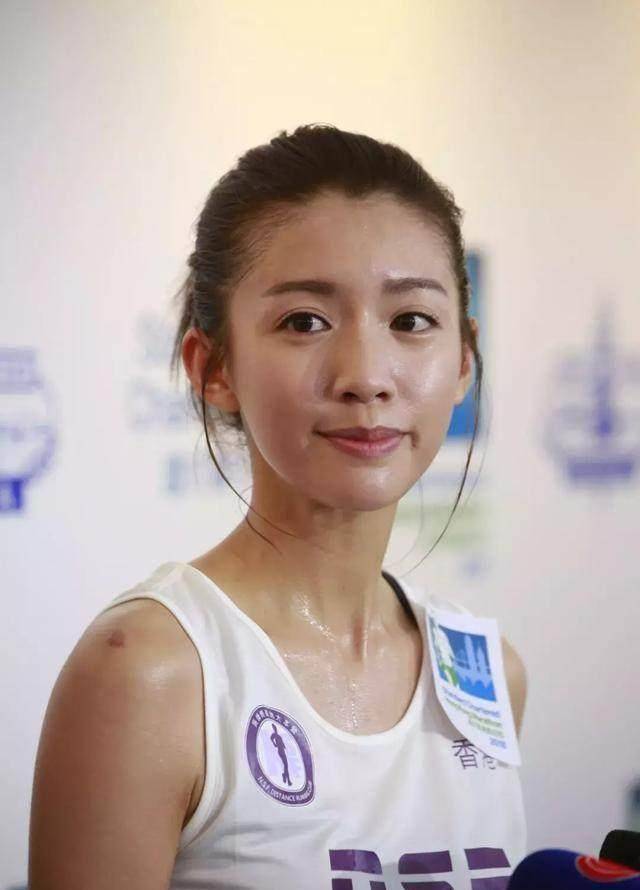 她出道就伴随着不断的负评如今留长发演丑角成功洗脱负评_蔡思贝_观众